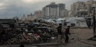 ©Unicef Un grupo de niños y niñas juega entre los escombros en Gaza.