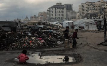 ©Unicef Un grupo de niños y niñas juega entre los escombros en Gaza.