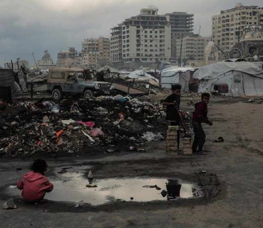 El Lema y la Soflama de la Protesta se transforma en Melodía que llega hasta la Fría Gaza ©Unicef Un grupo de niños y niñas juega entre los escombros en Gaza.