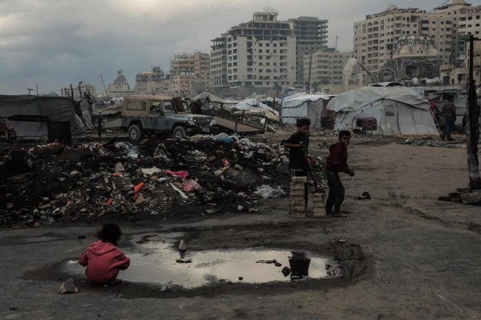 El Lema y la Soflama de la Protesta se transforma en Melodía que llega hasta la Fría Gaza ©Unicef Un grupo de niños y niñas juega entre los escombros en Gaza.