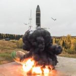 La Triple Amenaza Apocalíptica: Hollywood y la Reanudación de las Pruebas y de la Carrera Atómica, Fracturando Tres Décadas de Silencio Nuclear