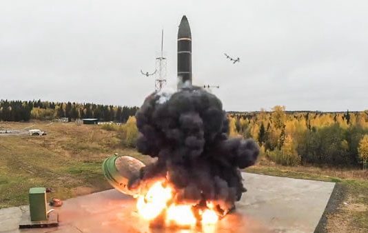 La Triple Amenaza Apocalíptica: Hollywood y la Reanudación de las Pruebas y de la Carrera Atómica, Fracturando Tres Décadas de Silencio Nuclear