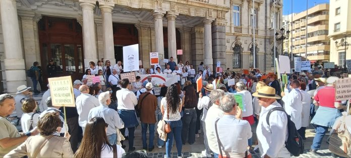 Centenares de personas se congregaban ante el Ayuntamiento de Cartagena durante la lectura del Manifiesto | Foto.- Dominic D. Skerrett