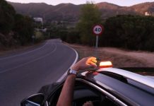 CONSUMUR recomienda verificar antes de su compra si el modelo de baliza se encuentra entre los homologados por la DGT Las mejores balizas V16 con geolocalización | Istock