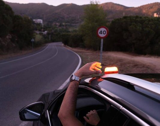 CONSUMUR recomienda verificar antes de su compra si el modelo de baliza se encuentra entre los homologados por la DGT Las mejores balizas V16 con geolocalización | Istock