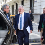 3 directivos de Sidenor se sientan en el banquillo de la Audiencia Nacional por suministrar acero a la maquinaria bélica israelí durante el genocidio en Gaza El presidente de Sidenor, José Antonio Jainaga (c), a su salida de la Audiencia Nacional tras declarar como investigado, a 12 de noviembre de 2025, en Madrid (España). | Foto: Gustavo Valiente (Europa Press)