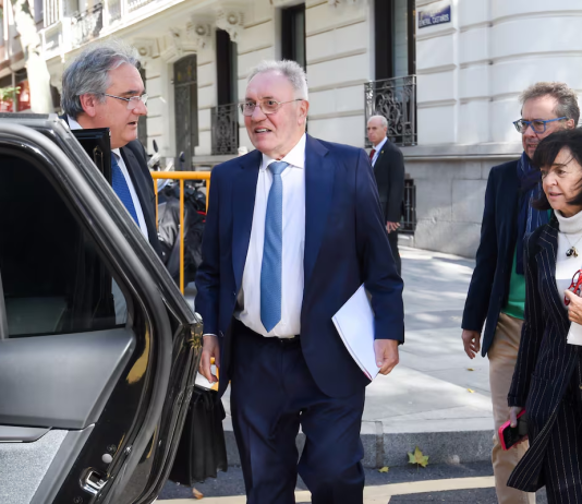 3 directivos de Sidenor se sientan en el banquillo de la Audiencia Nacional por suministrar acero a la maquinaria bélica israelí durante el genocidio en Gaza El presidente de Sidenor, José Antonio Jainaga (c), a su salida de la Audiencia Nacional tras declarar como investigado, a 12 de noviembre de 2025, en Madrid (España). | Foto: Gustavo Valiente (Europa Press)