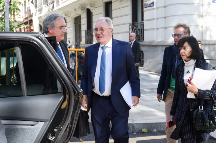 3 directivos de Sidenor se sientan en el banquillo de la Audiencia Nacional por suministrar acero a la maquinaria bélica israelí durante el genocidio en Gaza El presidente de Sidenor, José Antonio Jainaga (c), a su salida de la Audiencia Nacional tras declarar como investigado, a 12 de noviembre de 2025, en Madrid (España). | Foto: Gustavo Valiente (Europa Press)