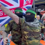 Turistas británicos neonazis se manifiestan en Benidorm contra inmigración musulmana con total impunidad Los participantes parecían llevar ropa inspirada en Hamas y caminaron en un bote inflable | X/SUTTON1MR