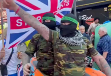 Turistas británicos neonazis se manifiestan en Benidorm contra inmigración musulmana con total impunidad Los participantes parecían llevar ropa inspirada en Hamas y caminaron en un bote inflable | X/SUTTON1MR