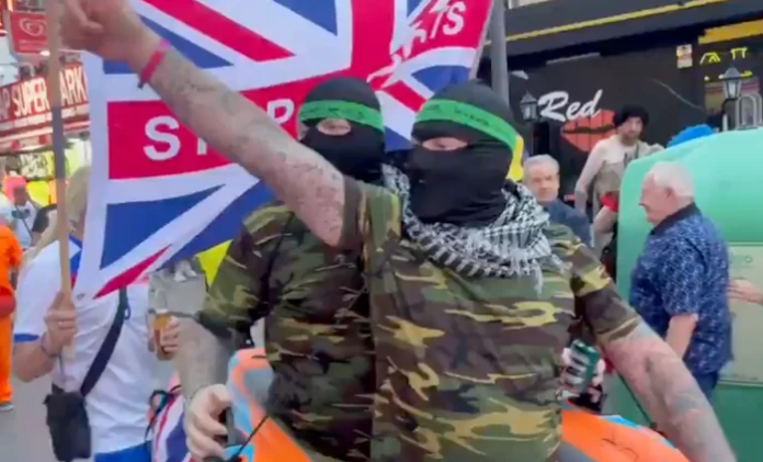 Turistas británicos neonazis se manifiestan en Benidorm contra inmigración musulmana con total impunidad Los participantes parecían llevar ropa inspirada en Hamas y caminaron en un bote inflable | X/SUTTON1MR