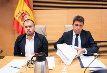 Nahuel González tacha de “indecentes” las pocas explicaciones de Mazón en el Congreso y espeta al dirigente del PP que “o tiene un problema de psicopatía o es un completo inútil” Nahuel González junto a Carlos Mazón durante su comparecencia en la comisión del Congreso sobre la DANA | IU