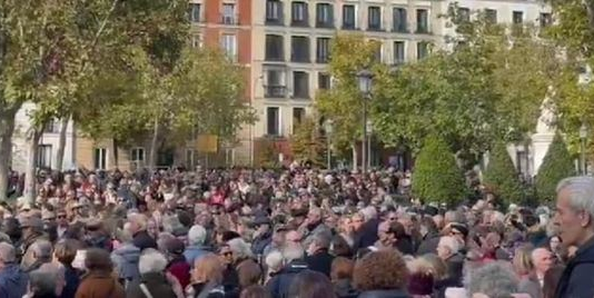 Multitudinaria protesta en Madrid ante el Tribunal Supremo contra la condena al fiscal general, que califican de “maniobra política” Manifestación contra la sentencia al fiscal general en el Supremo (Foto: Captura vídeo 'X')