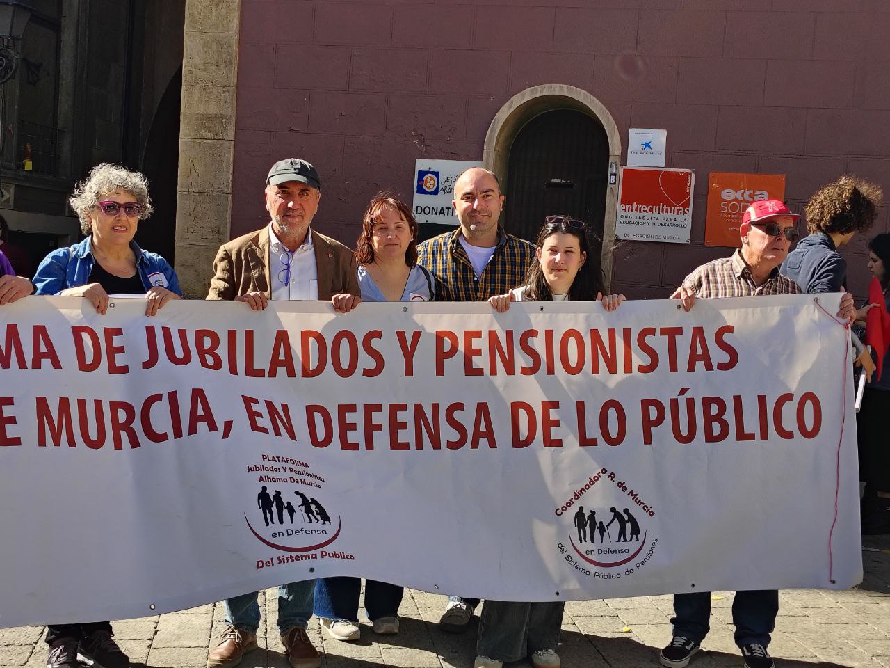 El diputado de IU, Jose Luis Álvarez-Castellanos, junto a miembros de la Red de Salud de la formación de izquierdas en Murcia | Foto.- Luis Miguel López Román