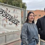 La Red de Jóvenes de IUVRM y Rebeldía impulsan la moción a través del Grupo Parlamentario de IU-Podemos en la Asamblea Regional para alejar las casas de apuestas de los centros educativos La responsable de la Red de Jóvenes de IUVRM, Laura Carrillo, junto al portavoz de Rebeldía, Bruno Moral, esta mañana a las puertas del instituto del Carmen en Murcia | La Protesta Diario
