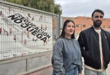 La Red de Jóvenes de IUVRM y Rebeldía impulsan la moción a través del Grupo Parlamentario de IU-Podemos en la Asamblea Regional para alejar las casas de apuestas de los centros educativos La responsable de la Red de Jóvenes de IUVRM, Laura Carrillo, junto al portavoz de Rebeldía, Bruno Moral, esta mañana a las puertas del instituto del Carmen en Murcia | La Protesta Diario