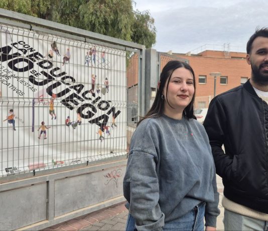 La responsable de la Red de Jóvenes de IUVRM, Laura Carrillo, junto al portavoz de Rebeldía, Bruno Moral, esta mañana a las puertas del instituto del Carmen en Murcia | La Protesta Diario
