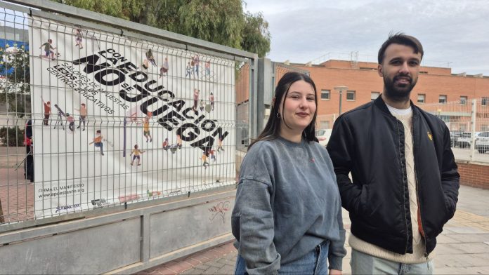 La responsable de la Red de Jóvenes de IUVRM, Laura Carrillo, junto al portavoz de Rebeldía, Bruno Moral, esta mañana a las puertas del instituto del Carmen en Murcia | La Protesta Diario La responsable de la Red de Jóvenes de IUVRM, Laura Carrillo, junto al portavoz de Rebeldía, Bruno Moral, esta mañana a las puertas del instituto del Carmen en Murcia | La Protesta Diario