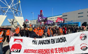 Bajo la consigna den "Nuestros derechos no se empaquetan" se han movilizado esta semana los y las trabajadoras de Amazon | Dominic D. Skerrett