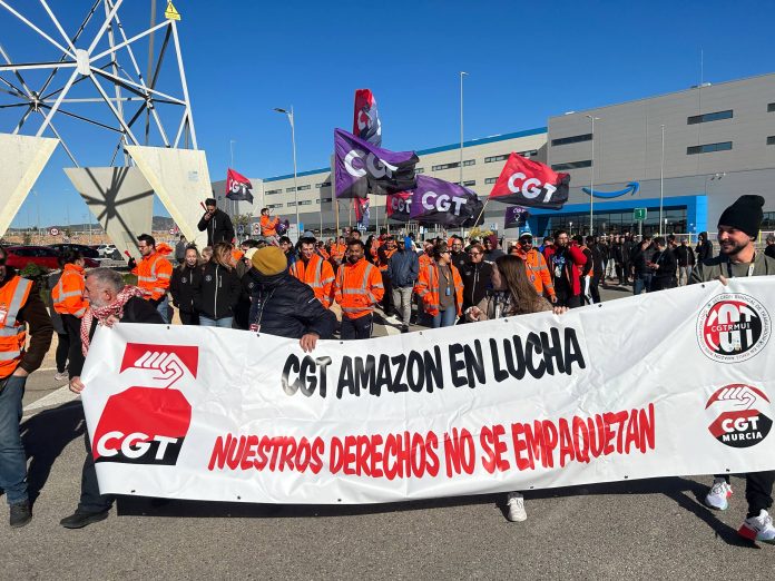 Bajo la consigna den "Nuestros derechos no se empaquetan" se han movilizado esta semana los y las trabajadoras de Amazon | Dominic D. Skerrett