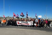 La plantilla de Amazon RMU1 planta cara en el Black Friday y acusa a la empresa de coacciones y bloqueo del diálogo La plantilla del turno de mañana, paraliza temporalmente la entrada de camiones al centro logístico de Amazón RMU1 | Dominic D. Skerrett