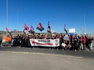 La plantilla del turno de mañana, paraliza temporalmente la entrada de camiones al centro logístico de Amazón RMU1 | Dominic D. Skerrett