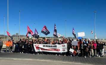 La plantilla del turno de mañana, paraliza temporalmente la entrada de camiones al centro logístico de Amazón RMU1 | Dominic D. Skerrett