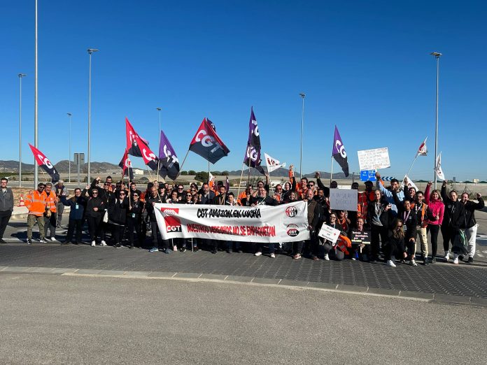 La plantilla del turno de mañana, paraliza temporalmente la entrada de camiones al centro logístico de Amazón RMU1 | Dominic D. Skerrett La plantilla del turno de mañana, paraliza temporalmente la entrada de camiones al centro logístico de Amazón RMU1 | Dominic D. Skerrett