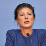 Sahra Wagenknecht renuncia a la presidencia del BSW para “apostar por la estrategia y los valores fundamentales” del partido Sahra Wagenknecht anunciando su retirada de la presidencia del partido | Foto: BSW.