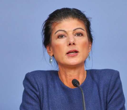 Sahra Wagenknecht renuncia a la presidencia del BSW para “apostar por la estrategia y los valores fundamentales” del partido Sahra Wagenknecht anunciando su retirada de la presidencia del partido | Foto: BSW.