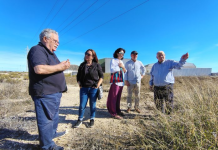 “Nos están envenenando en vida”: veinte años de abandono, mentiras y resistencia vecinal frente a los suelos tóxicos de Cartagena El diputado de IU, Jose Luis Álvarez-Castellanos, junto a la coordinadora regional, Penélope Luna, y representantes de la Asamblea municipal de la formación de izquierdas y de la Plataforma de Vecinos afectada por los suelos contaminados de Cartagena, esta mañana en Torreciega | Foto: Dominic D. Skerrett