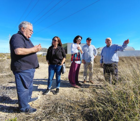 “Nos están envenenando en vida”: veinte años de abandono, mentiras y resistencia vecinal frente a los suelos tóxicos de Cartagena El diputado de IU, Jose Luis Álvarez-Castellanos, junto a la coordinadora regional, Penélope Luna, y representantes de la Asamblea municipal de la formación de izquierdas y de la Plataforma de Vecinos afectada por los suelos contaminados de Cartagena, esta mañana en Torreciega | Foto: Dominic D. Skerrett