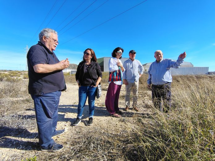 El diputado de IU, Jose Luis Álvarez-Castellanos, junto a la coordinadora regional, Penélope Luna, y representantes de la Asamblea municipal de la formación de izquierdas y de la Plataforma de Vecinos afectada por los suelos contaminados de Cartagena, esta mañana en Torreciega | Foto: Dominic D. Skerrett El diputado de IU, Jose Luis Álvarez-Castellanos, junto a la coordinadora regional, Penélope Luna, y representantes de la Asamblea municipal de la formación de izquierdas y de la Plataforma de Vecinos afectada por los suelos contaminados de Cartagena, esta mañana en Torreciega | Foto: Dominic D. Skerrett