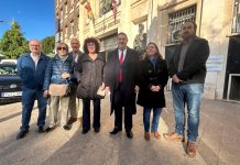 IU-Verdes celebra la absolución de Candi Marín tras casi una década de lawfare impulsado por el PP de Moratalla La exregidora moratallera, Candi Marín, acompañada de su letrado, Joaquín Dólera, así como de la coordinadora regional de IU-Verdes, el diputado de la formación, Jose Luis Álvarez-Castellanos, y el actual portavoz municipal de IU en el Ayuntamiento de Moratalla, Nicolás Sánchez, esta mañana a las puertas del Palacio de Justicia en Murcia | Dominic D. Skerrett