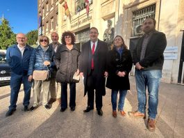 IU-Verdes celebra la absolución de Candi Marín tras casi una década de lawfare impulsado por el PP de Moratalla La exregidora moratallera, Candi Marín, acompañada de su letrado, Joaquín Dólera, así como de la coordinadora regional de IU-Verdes, el diputado de la formación, Jose Luis Álvarez-Castellanos, y el actual portavoz municipal de IU en el Ayuntamiento de Moratalla, Nicolás Sánchez, esta mañana a las puertas del Palacio de Justicia en Murcia | Dominic D. Skerrett