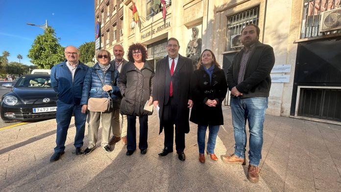 La exregidora moratallera, Candi Marín, acompañada de su letrado, Joaquín Dólera, así como de la coordinadora regional de IU-Verdes, el diputado de la formación, Jose Luis Álvarez-Castellanos, y el actual portavoz municipal de IU en el Ayuntamiento de Moratalla, Nicolás Sánchez, esta mañana a las puertas del Palacio de Justicia en Murcia | Dominic D. Skerrett La exregidora moratallera, Candi Marín, acompañada de su letrado, Joaquín Dólera, así como de la coordinadora regional de IU-Verdes, el diputado de la formación, Jose Luis Álvarez-Castellanos, y el actual portavoz municipal de IU en el Ayuntamiento de Moratalla, Nicolás Sánchez, esta mañana a las puertas del Palacio de Justicia en Murcia | Dominic D. Skerrett