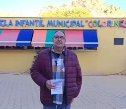 IU-Verdes exige explicaciones inmediatas por la destitución del director de la Escuela Infantil Los Colorines tras 32 años de servicio en Archena El concejal de IU en el Ayuntamiento de Archena, Antonio Torrano, frente a la guardería municipal | IU-Verdes Archena
