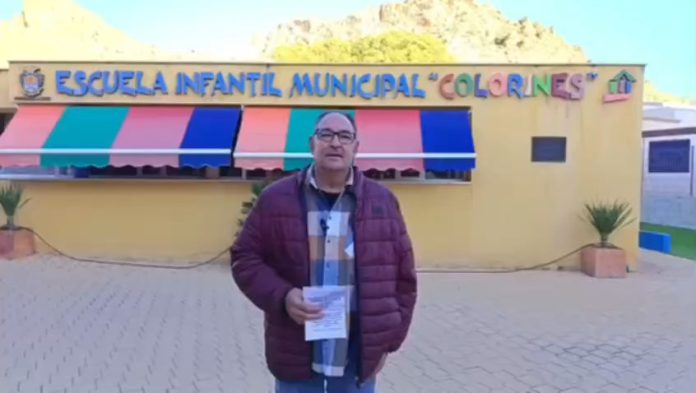 El concejal de IU en el Ayuntamiento de Archena, Antonio Torrano, frente a la guardería municipal | IU-Verdes Archena