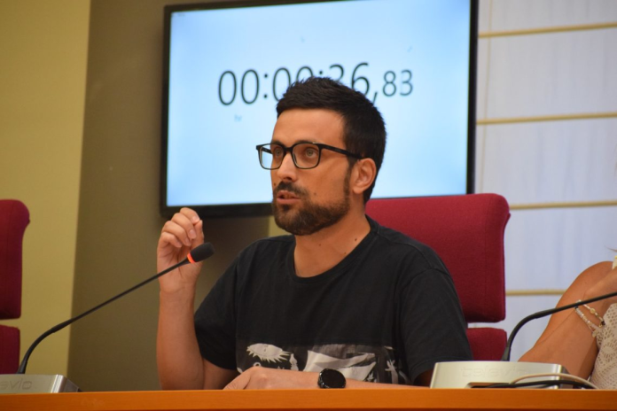 El portavoz del grupo municipal y coordinador local de IU, Alberto Martínez, durante la celebración de un pleno | IU-Verdes Yecla