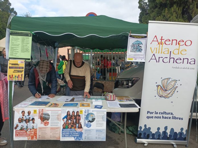 Voluntarios del Ateneo Villa de Archena informan a los visitantes del mercado sobre la Carta de Derechos Humanos y recogen firmas en su conmemoración anual | Ateneo Villa de Archena