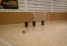 IU-Verdes acusa a la alcaldesa de Beniel, Mari Carmen Morales, de improvisación y abandono del deporte base por la “chapuza” del pabellón deportivo Apaño de cubos recogiendo las goteras provocadas por el temporal | Francisco Orenes (IU Beniel)