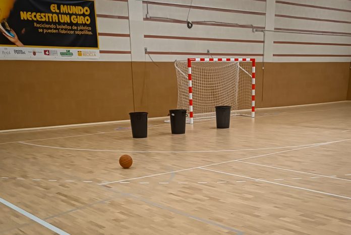 Apaño de cubos recogiendo las goteras provocadas por el temporal | Francisco Orenes (IU Beniel)