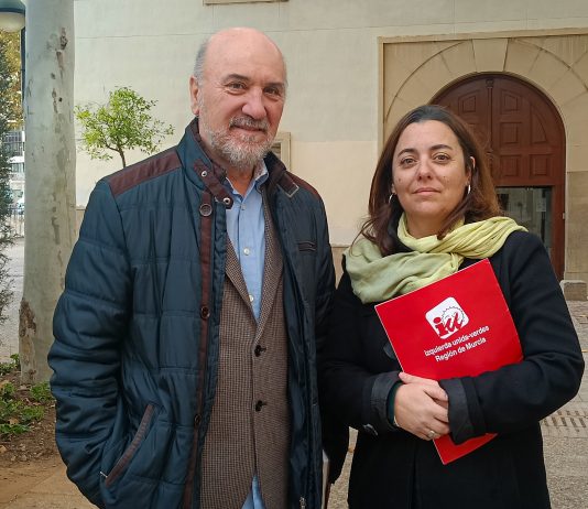 IU-Verdes acusa a López Miras de bloquear derechos fundamentales y abandonar a las personas con discapacidad en la Región de Murcia La coordinadora regional de IU-Verdes, Penélope Luna, junto al diputado de la formación de izquierdas, Jose Luis Álvarez-Castellanos, esta mañana a las puertas del Palacio de San Esteban | Dominic D. Skerrett