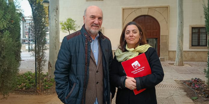 La coordinadora regional de IU-Verdes, Penélope Luna, junto al diputado de la formación de izquierdas, Jose Luis Álvarez-Castellanos, esta mañana a las puertas del Palacio de San Esteban | Dominic D. Skerrett La coordinadora regional de IU-Verdes, Penélope Luna, junto al diputado de la formación de izquierdas, Jose Luis Álvarez-Castellanos, esta mañana a las puertas del Palacio de San Esteban | Dominic D. Skerrett