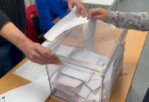 Participación masiva y graves incidencias marcan la consulta popular sobre la macroplanta de biogás en Las Torres de Cotillas Una vecina ejerce su derecho al voto en la consulta popular en el Centro Vecinal “Los Vicentes” | Dominic D. Skerrett