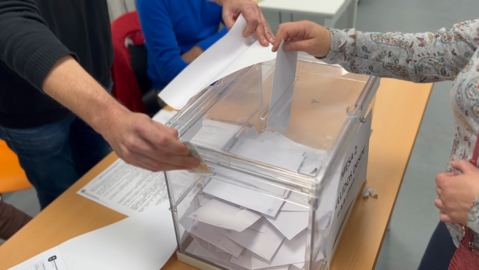 Participación masiva y graves incidencias marcan la consulta popular sobre la macroplanta de biogás en Las Torres de Cotillas Una vecina ejerce su derecho al voto en la consulta popular en el Centro Vecinal “Los Vicentes” | Dominic D. Skerrett