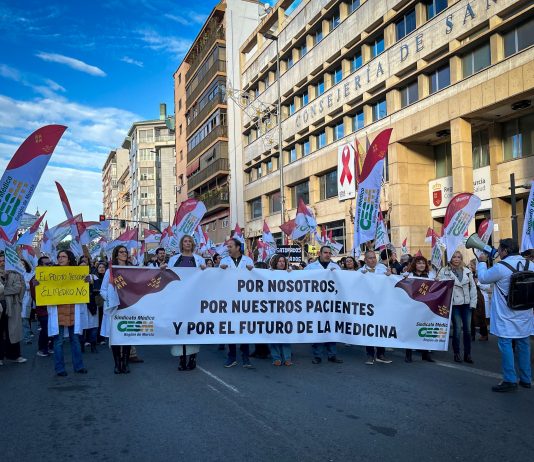 Segundo día de huelga médica en la Región de Murcia mantiene la presión frente a la Consejería de Salud al grito de «consejero, dimisión»