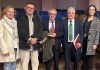 Juan Gómez Fayren recibe el Premio al Solidario Anónimo en su XXVI edición de la mano de la Plataforma del Voluntariado de la Región de Murcia Imagen del premiado con miembros de la Junta Directiva de la PVRM | Plataforma del Voluntariado Region de Murcia