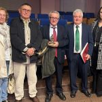 Juan Gómez Fayren recibe el Premio al Solidario Anónimo en su XXVI edición de la mano de la Plataforma del Voluntariado de la Región de Murcia Imagen del premiado con miembros de la Junta Directiva de la PVRM | Plataforma del Voluntariado Region de Murcia