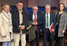 Juan Gómez Fayren recibe el Premio al Solidario Anónimo en su XXVI edición de la mano de la Plataforma del Voluntariado de la Región de Murcia Imagen del premiado con miembros de la Junta Directiva de la PVRM | Plataforma del Voluntariado Region de Murcia